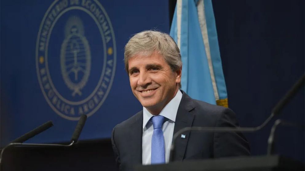 Luis Caputo habló de "los famosos mitos que empobrecieron a todos los argentinos con el cuento de que el que se queda sin trabajo"