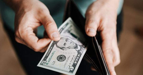 Dólar mayorista sube a $1.462 y riesgo país cae a 422 puntos