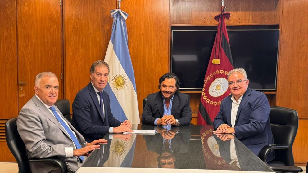 Diego Santilli particip� de un encuentro de trabajo con gobernadores en la Casa de Salta.