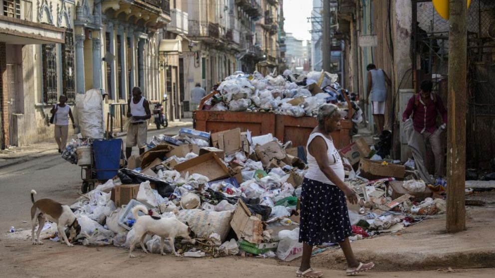 A Cuba le quedan de 15 a 20 d�as de petr�leo, falta agua y la basura se acumula en las calles