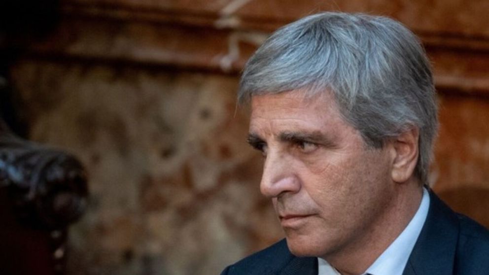 Luis Caputo: "La gente se sobreendeudó creyendo que la inflación licuaría sus deudas y no pasó"