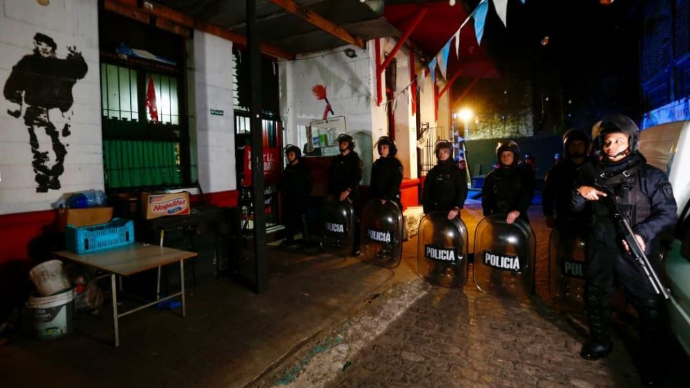 Una fiscalización del Gobierno porteño reveló más de 5.000 raciones irregulares y beneficiarios con autos, inmuebles y hasta jubilaciones millonarias.
