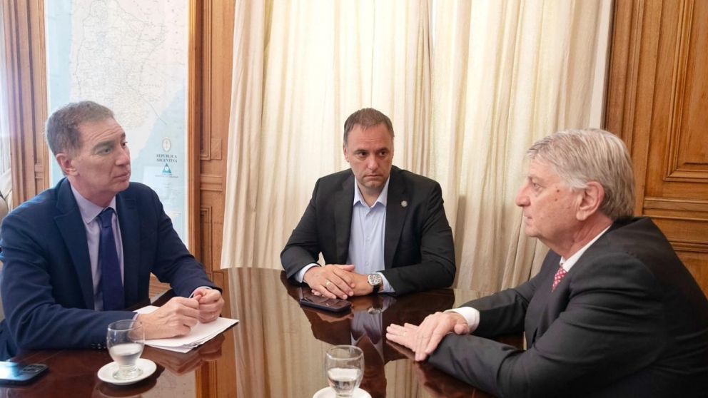 El gobernador Ziliotto se reunión con Adorni y Santilli