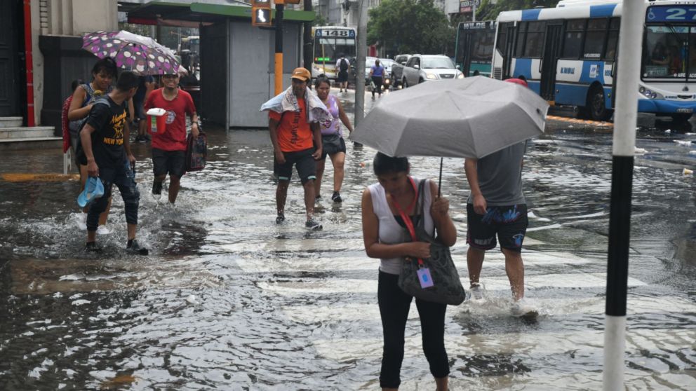 Tras una jornada de calor extremo, tormentas intensas y alertas meteorológicas afectaron al AMBA, con lluvias fuertes, ráfagas y posible granizo chico.