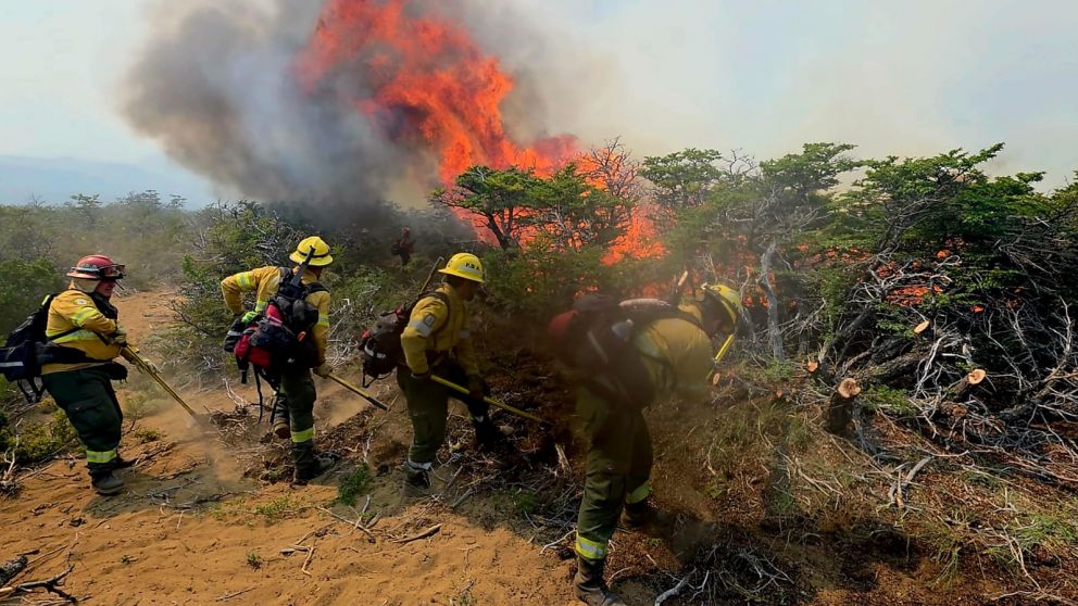 Kicillof salió a respaldar a los brigadistas bonaerenses en medio del fuego en la Patagonia