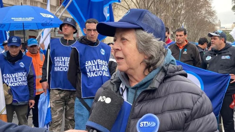 Trabajadores de Vialidad Nacional en una jornada de protesta en reclamo por salarios y condiciones laborales.