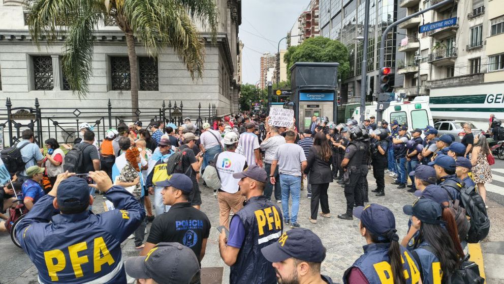 La marcha de todos los miércoles fue reprimida con gases lacrimogenos y hubo detenciones.