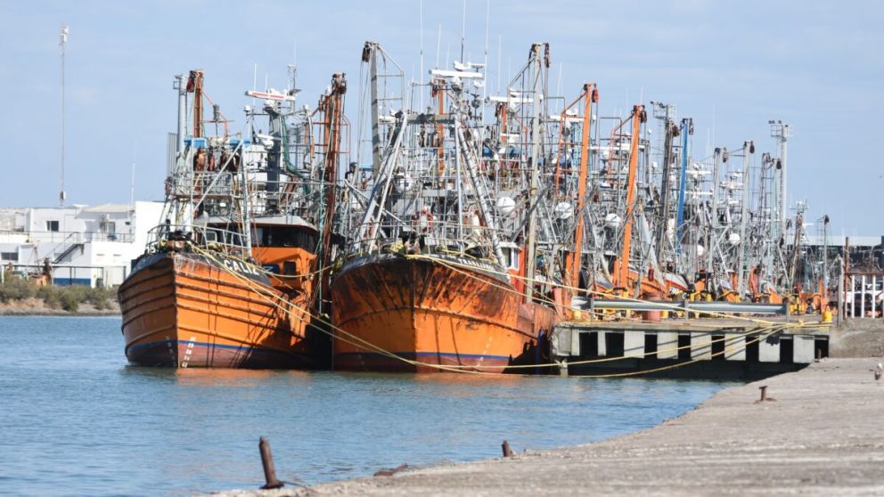 Trabajadores del sector pesquero advirtieron que la suba del canon al langostino afecta directamente los salarios embarcados.