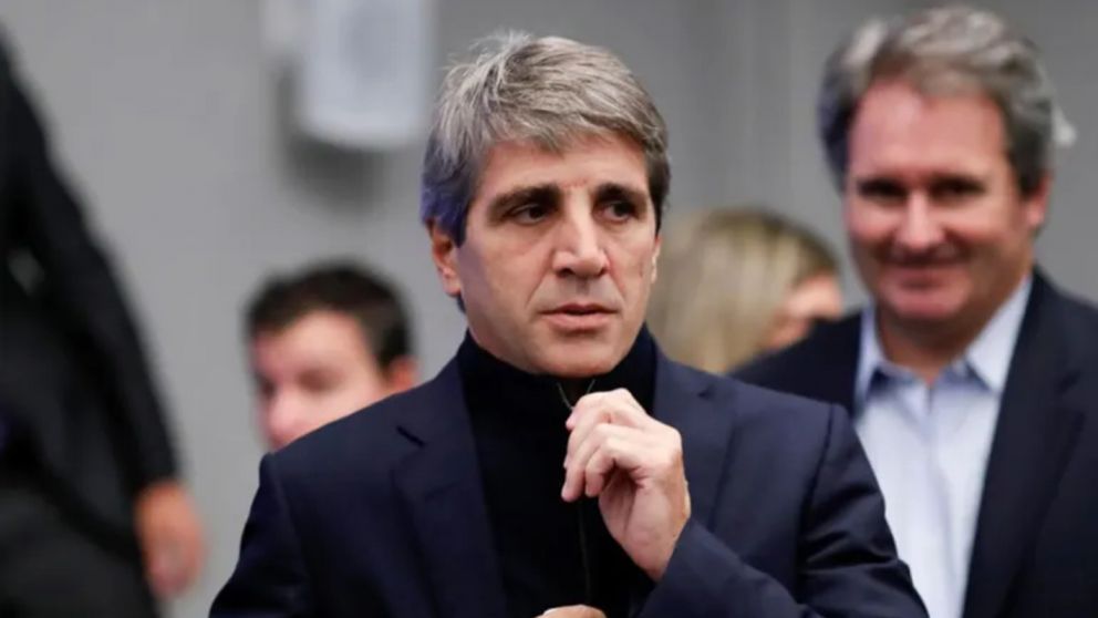 Luis Caputo hizo hincapié en la necesidad de "realizar una nueva encuesta de hogares donde sí se reflejen los cambios actuales"