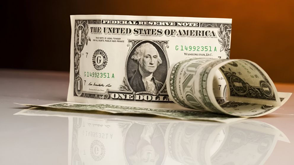 El dólar oficial cerró por debajo de $1.400, pero el mercado ya apuesta a una suba hacia diciembre