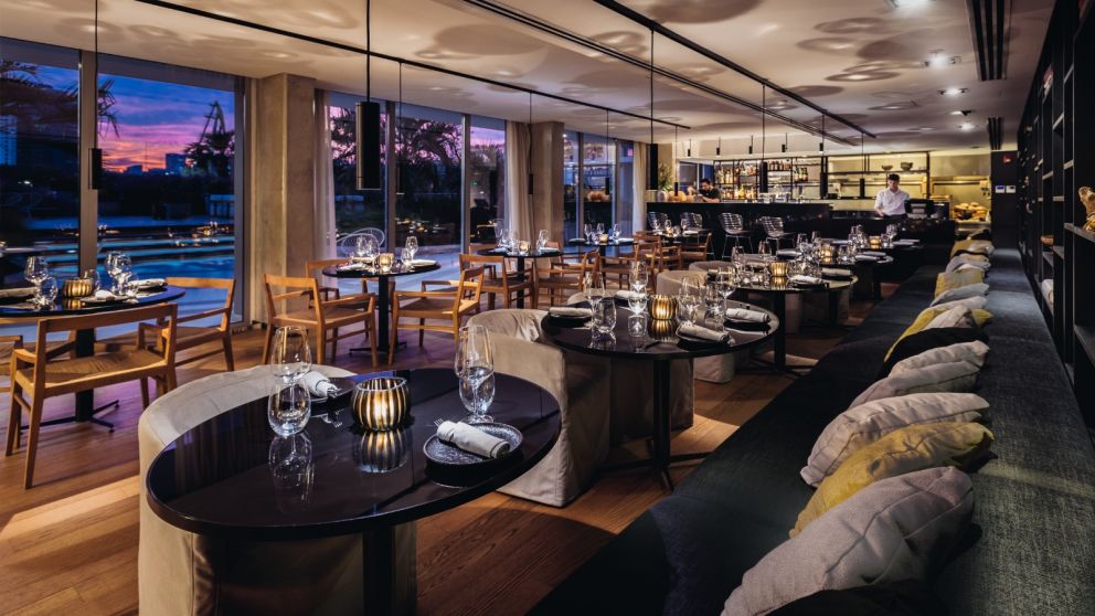 Vista del interior de Leynia Restaurant, el espacio gastronómico del SLS Puerto Madero, ideal para una velada romántica por San Valentín.
