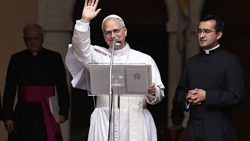El papa León XIV encabezó el rezo del Ángelus en la Plaza de San Pedro ante miles de fieles.