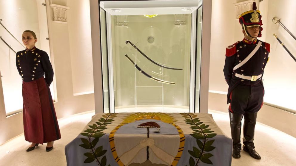 El sable corvo de San Martín ya puede visitarse gratis en el Regimiento de Granaderos a Caballo de Palermo