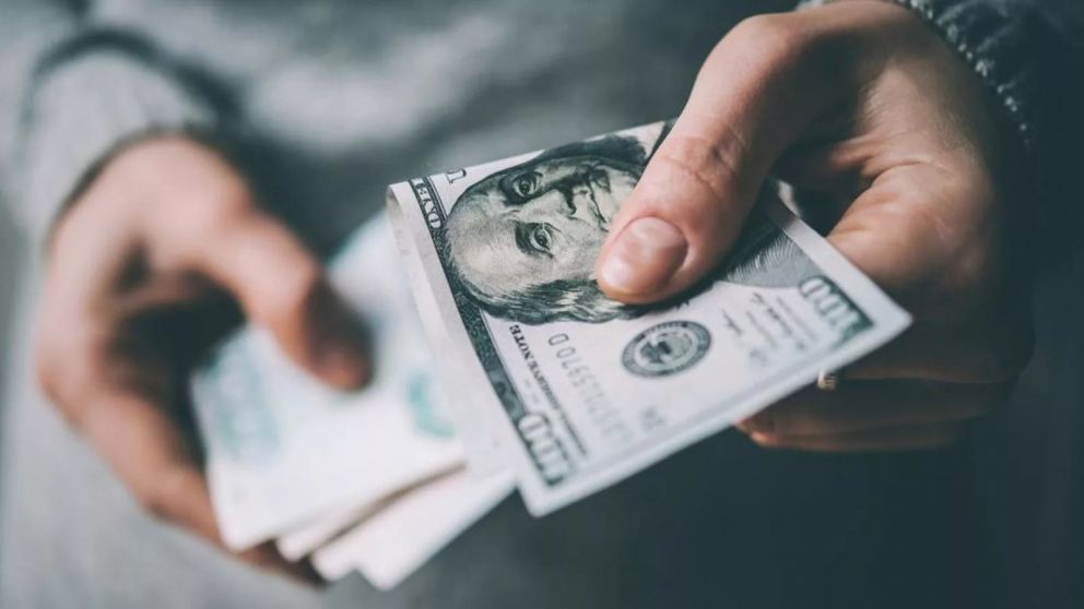 El d�lar oficial cay� a $1.395, perfor� los $1.400 y el blue qued� por debajo del tipo de cambio minorista en el cierre de la semana