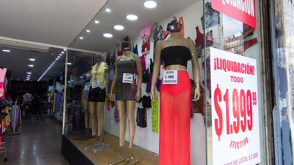 Algunos locales de Once venden la ropa a un 50% de lo que la ofrec�an el verano pasado