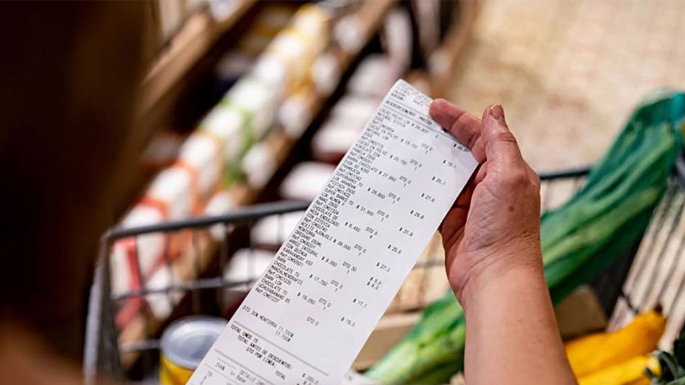 Las consultoras subieron medio punto su pron�stico mensual. Tambi�n proyectaron d�lar mayorista a $1.420 en abril y a $1.700 en diciembre de 2026