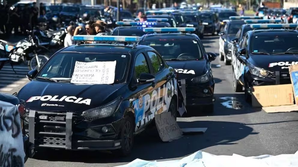 Protesta policial en Santa Fe: levantan sanciones y prometen mejoras salariales