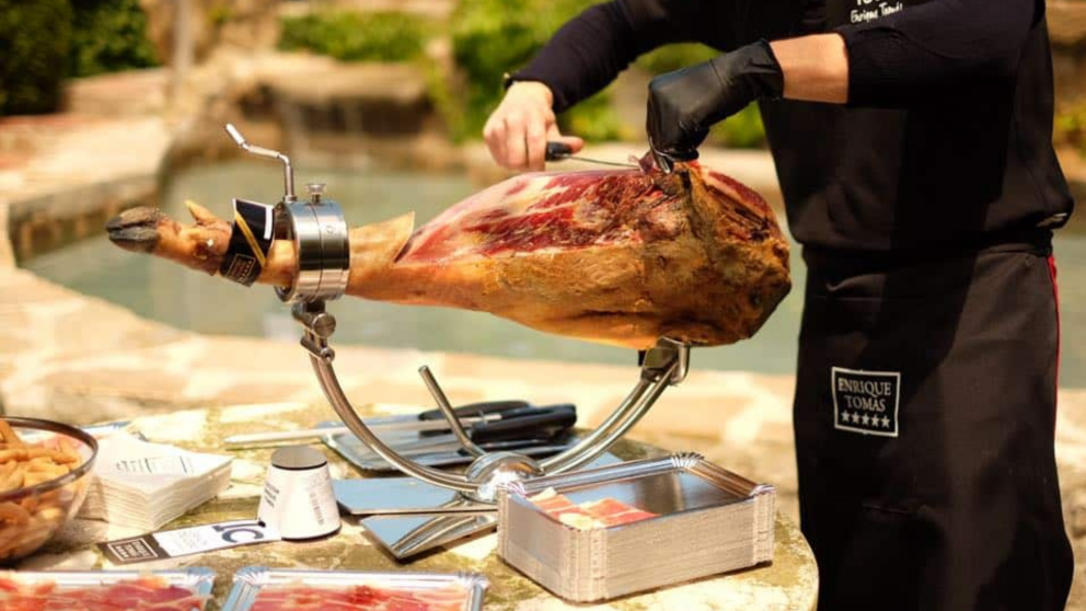 España lanza el título para ser cortador de jamón profesional.