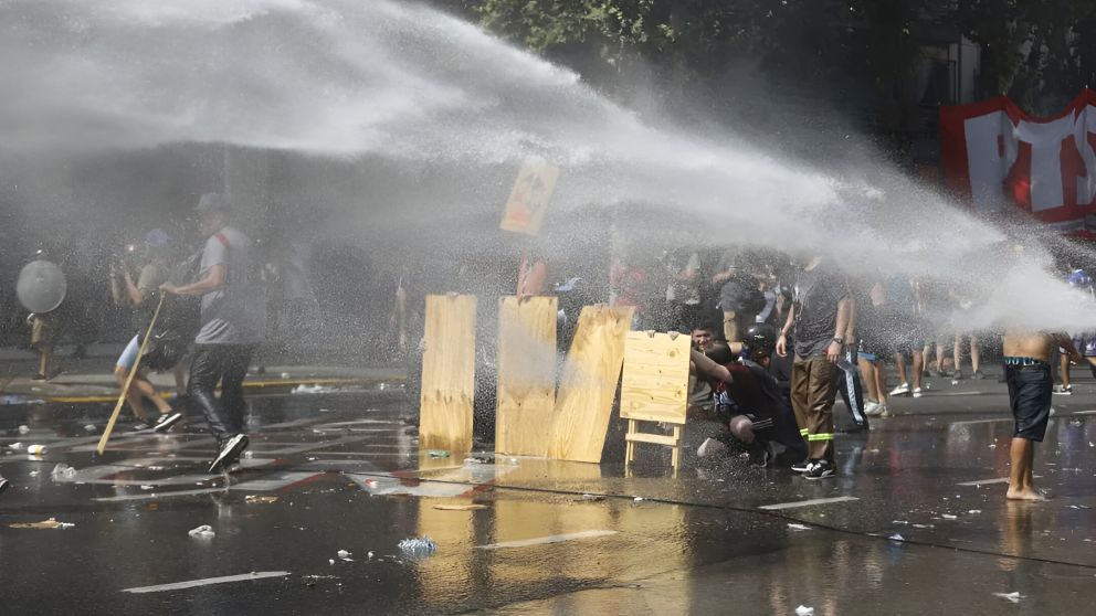 Incidentes en el Congreso: vallas derribadas, molotov, detenidos y heridos durante el debate de la reforma laboral.