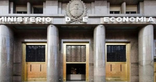 Tesoro argentino capta USD700 M en licitación: riesgo país a 584 puntos