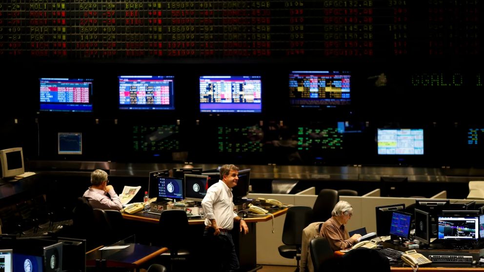 Pantallas en rojo en Wall Street mientras el dólar oficial marca mínimos desde noviembre y el BCRA encadena compras récord.