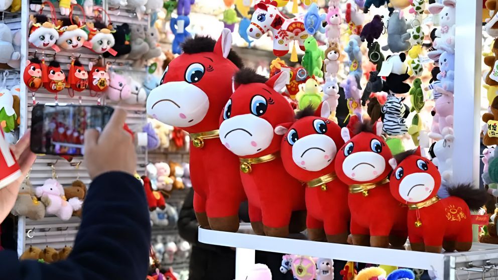 El "caballo llorón", el peluche viral en China que nació de un error y es boom en ventas.
