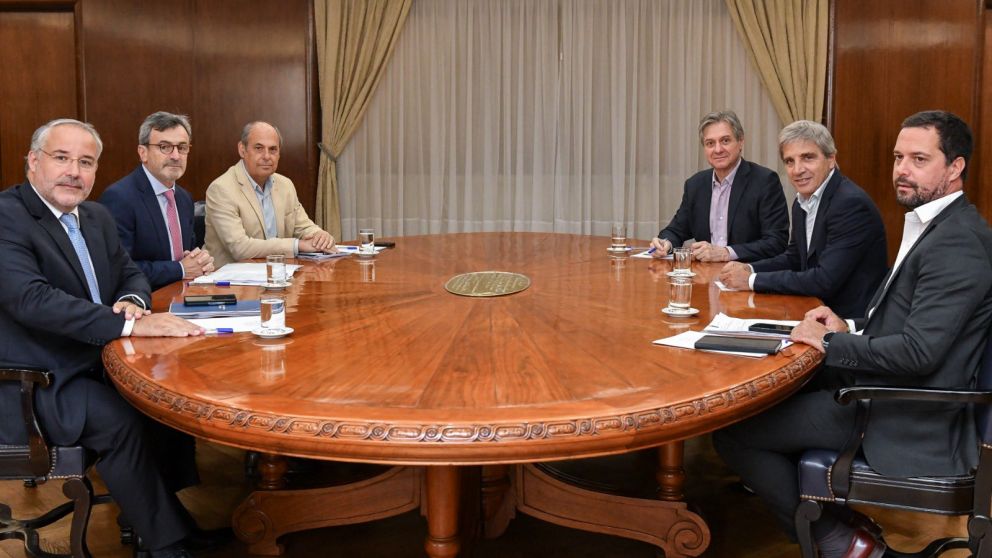 Luis Caputo se reunió con la UIA para impulsar la reforma laboral y debatir competitividad e impuestos