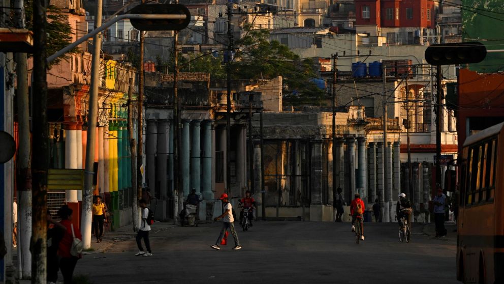El Gobierno cubano aplicó restricciones al turismo, recortó la actividad del sector público y limitó la circulación interna para ahorrar energía
