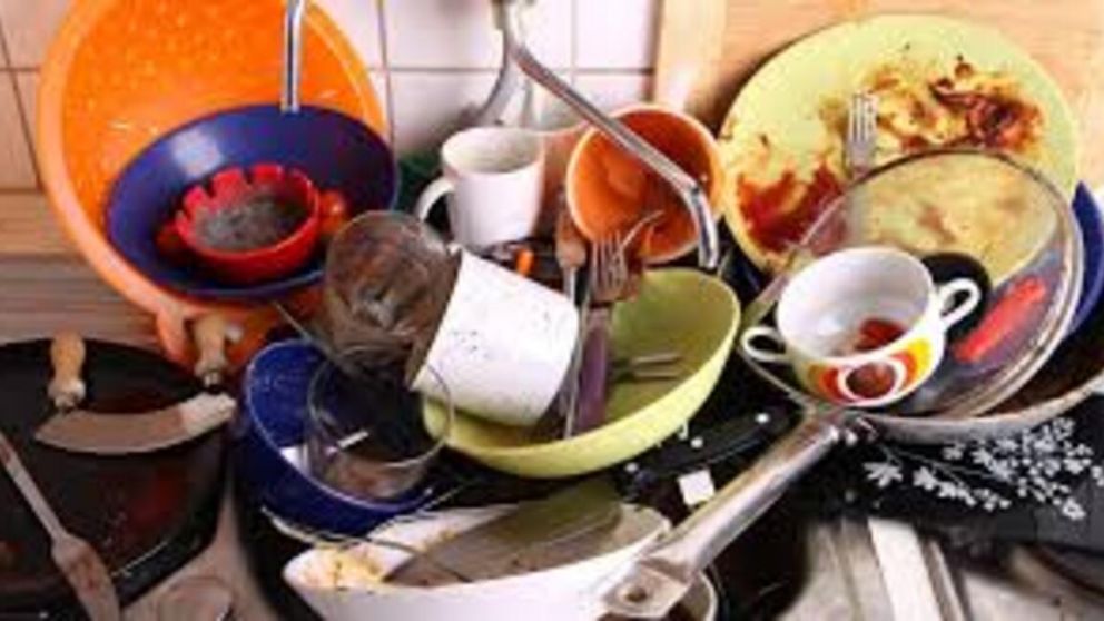 Odiar lavar los platos: qué revela esa reacción cotidiana, según la psicología