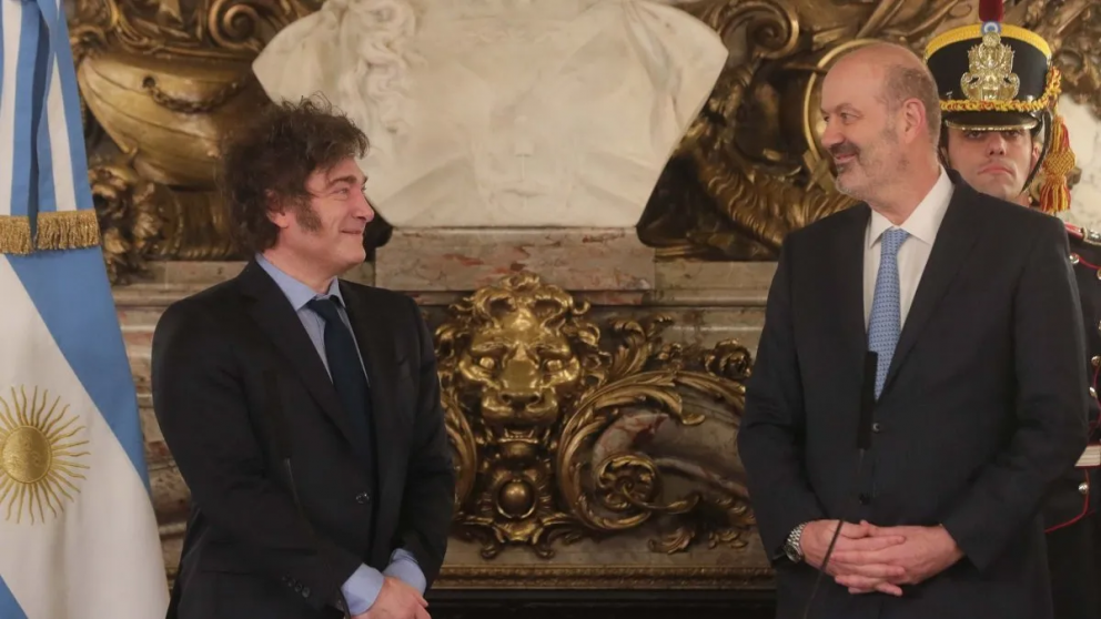 Javier Milei defendió a Sturzenegger en sus redes sociales