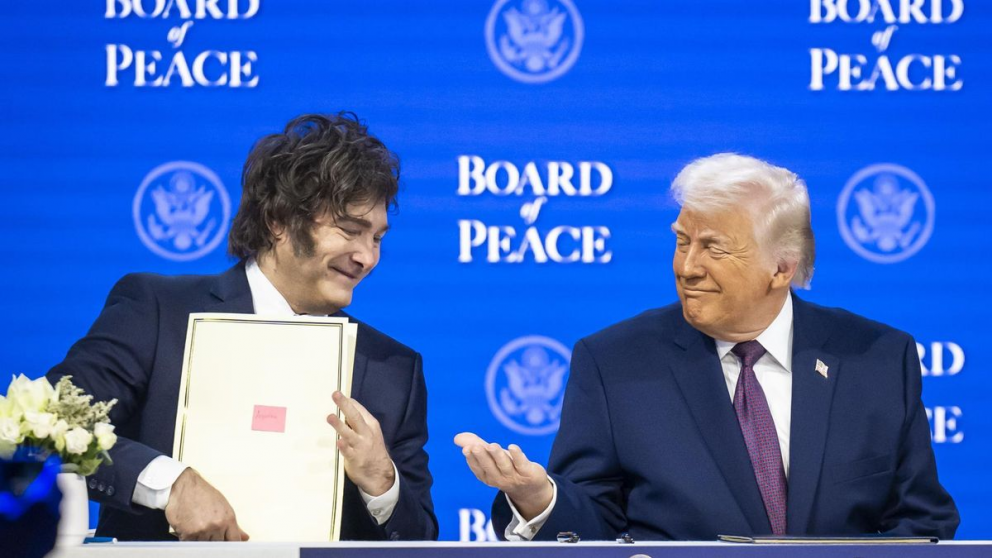 La firma del Consejo de Paz en Davos