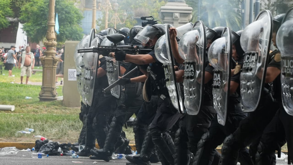 Reforma laboral: Seguridad eval�a revisar mochilas y prohibir banderas en marchas
