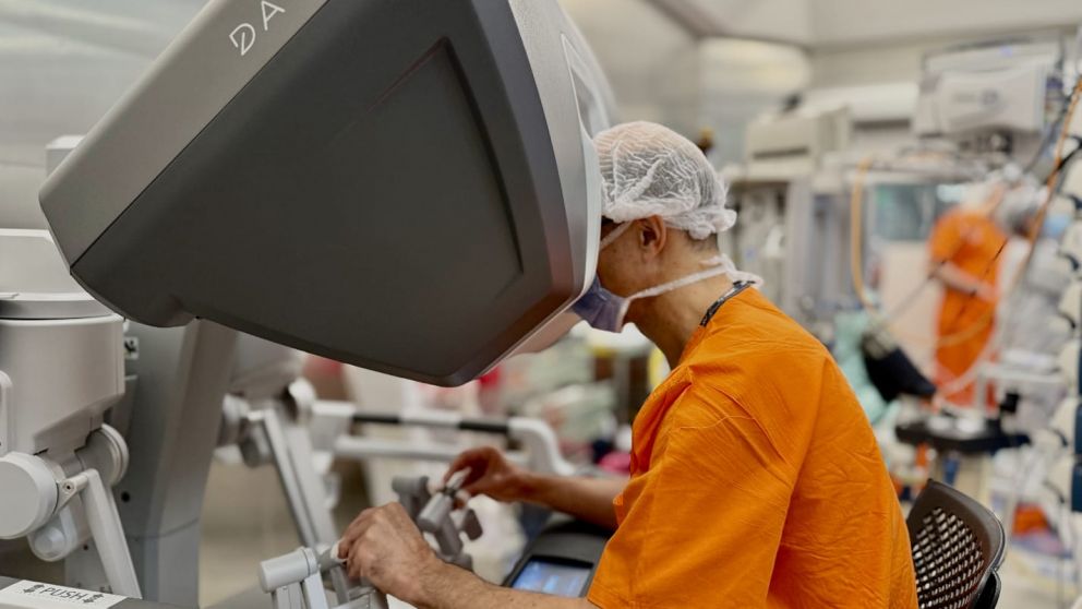 La Fundación Favaloro realizó el primer bypass coronario asistido por robot del país