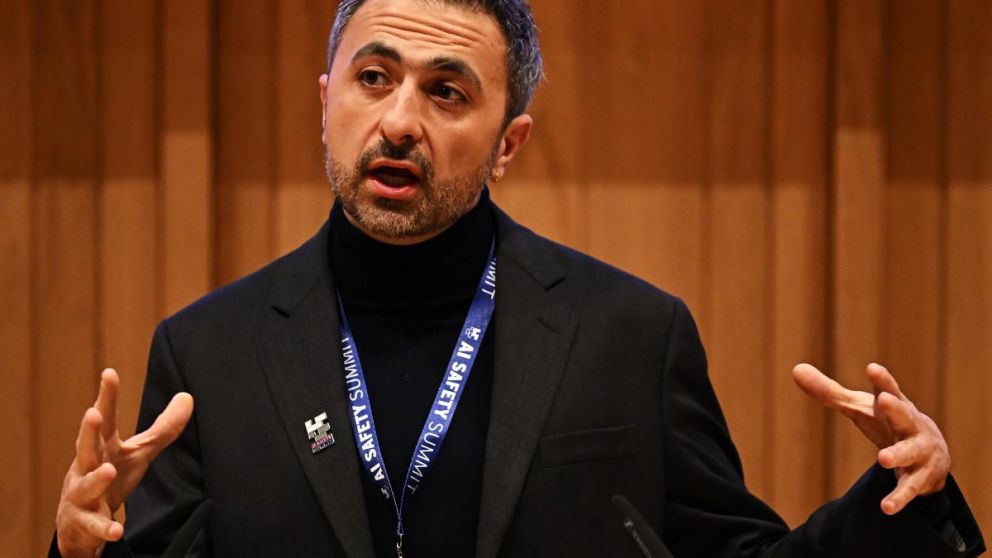 Mustafa Suleyman en inteligencia artificial y automatización de tareas de oficina.