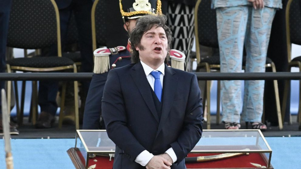 Javier Milei partió hacia Washington para participar del Board of Peace mientras el oficialismo negocia votos en Diputados por la reforma laboral.
