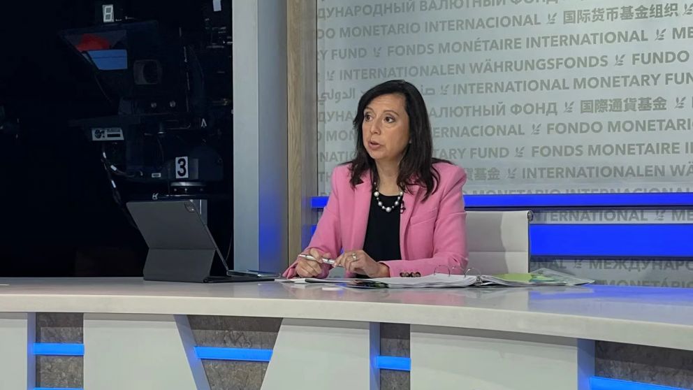 El organismo destacó la acumulación de reservas y las reformas en debate, pero pidió atender el impacto social de la apertura económica.