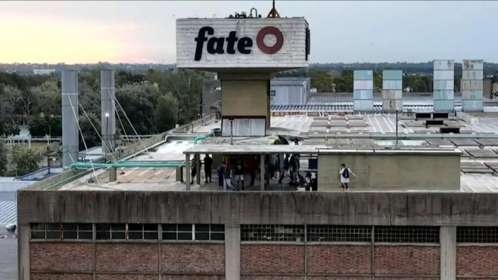 Trabajadores frente a la planta de Fate en San Fernando durante el conflicto que derivó en la conciliación obligatoria y la reapertura temporal de la fábrica.