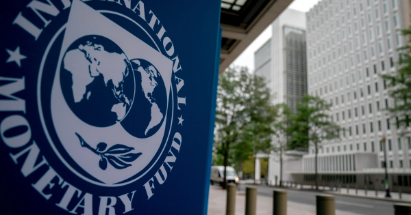 FMI aprueba revisión y advierte sobre reservas y subsidios