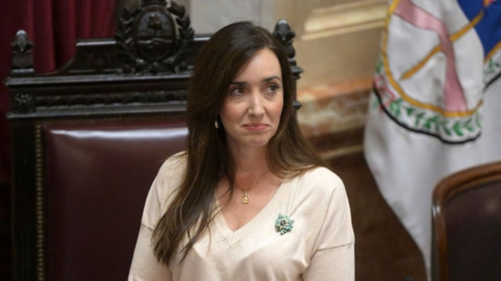 Victoria Villarruel criticó a Manuel Adorni por el viaje de su esposa en el avión presidencial junto a la comitiva de Javier Milei