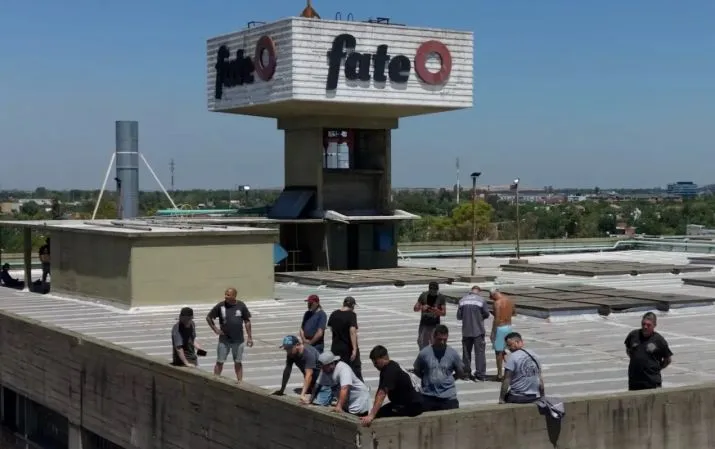 Los trabajadores de Fate denuncian un lock out patronal y tomaron la planta hace 3 meses en reclamo de la apertura, fueron indemnizados pero les empezaron a pagar los sueldos