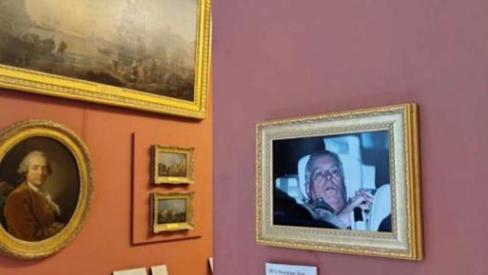 La fotografía de Andrew Mountbatten-Windsor tomada por Reuters fue colgada durante unos minutos en el Louvre como parte de una intervención del colectivo antibillonarios.