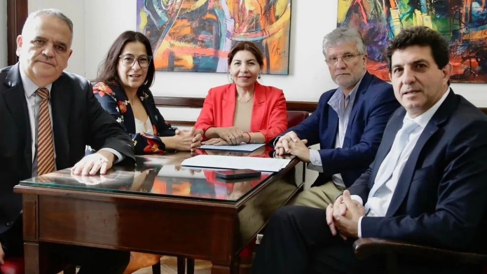 Mientras que Fernando Salino y Fernando Rejal permanecen en el bloque Convicci�n Federal, Carolina Mois�s, Guillermo Andrada y Sandra Mendoza van a conformar un nuevo bloque propio