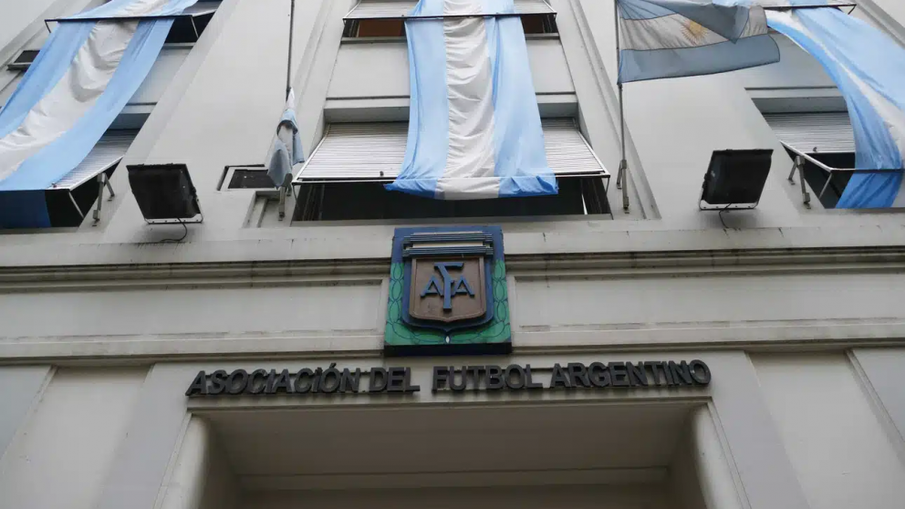 Cómo se gestó el acuerdo para pedir la paralización del fútbol argentino