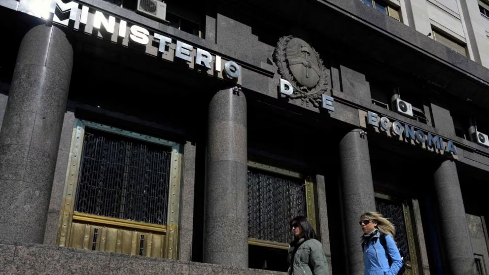 Oficinas del Ministerio de Economía, donde la Secretaría de Finanzas definió la estrategia para renovar vencimientos por $7,2 billones y lanzar un nuevo bono en dólares.