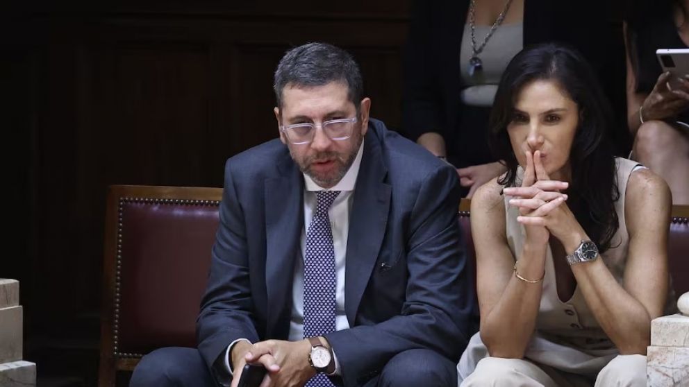 El presidente de la AGN, Juan Manuel Olmos, junto a la auditora Pamela Caletti
