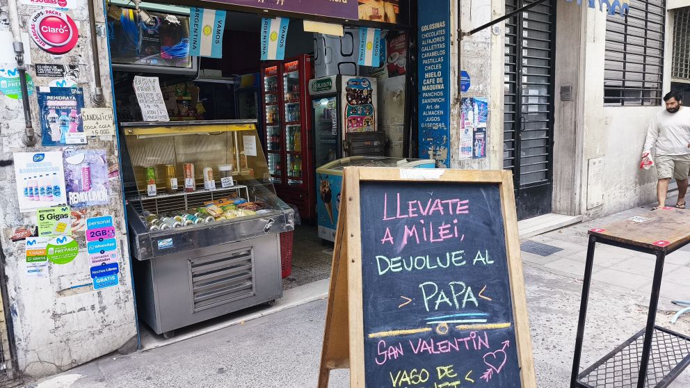 Un kiosco del barrio de Balvanera muestra el enojo del sector