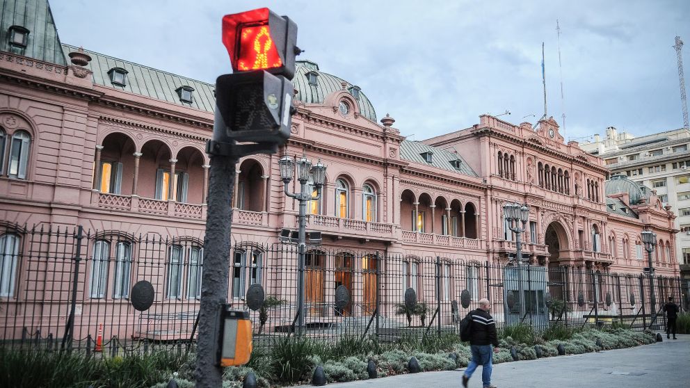 Trabajadores de la Casa Rosada habrían advertido en sus recibos de sueldo la quita del adicional por presentismo correspondiente a este mes.