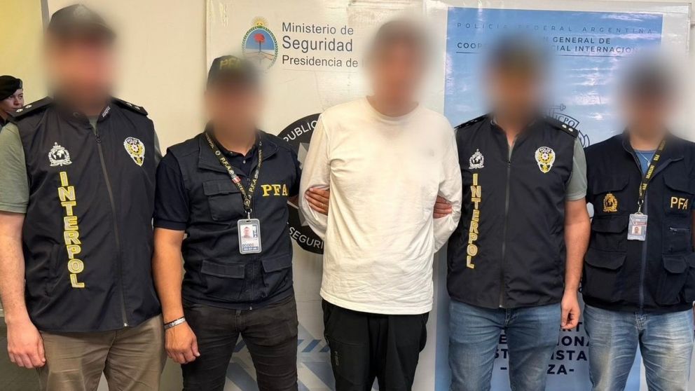El operativo de extradición se concretó en el Aeropuerto Internacional de Ezeiza, con custodia de la Policía Federal Argentina y una comitiva oficial de Turquía.
