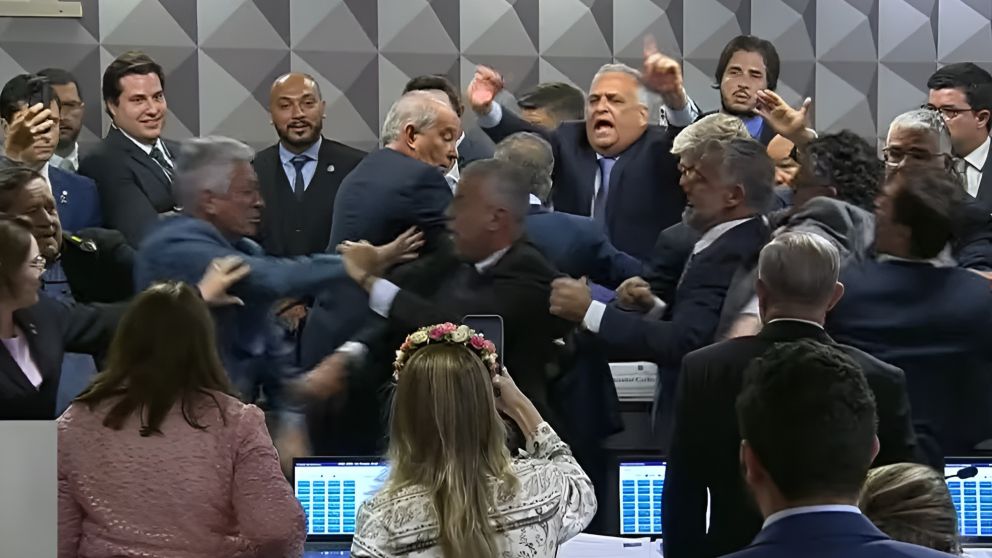 Legisladores oficialistas se avanzaron hacia la mesa para impugnar el conteo, hubo empujones y golpes y la sesi�n debi� suspenderse