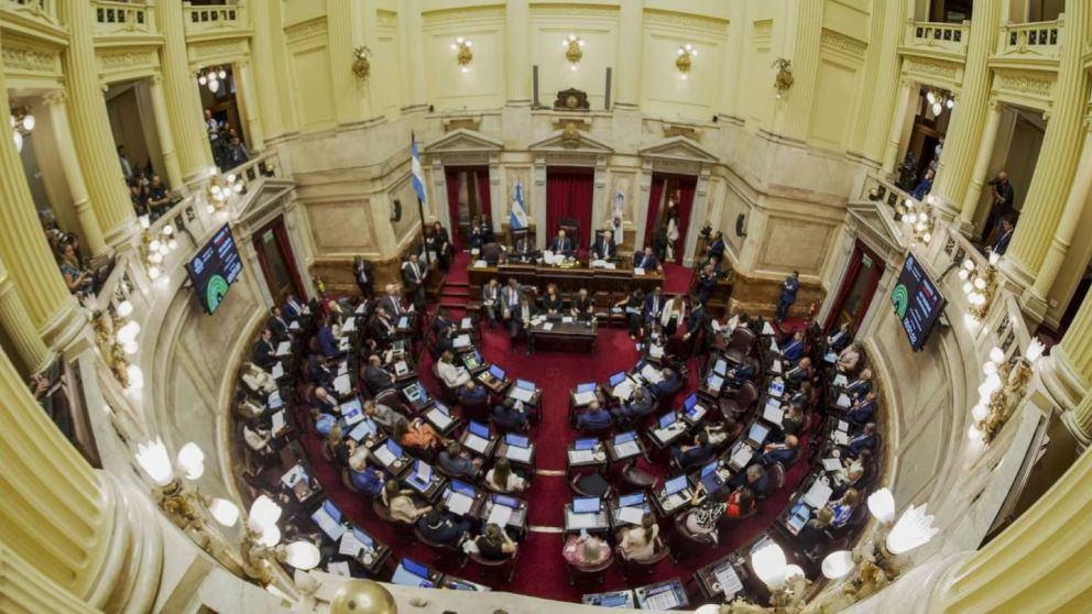 Funcionarios del Gobierno celebran en los palcos del Senado tras la aprobaci�n de la reforma de la Ley de Glaciares.